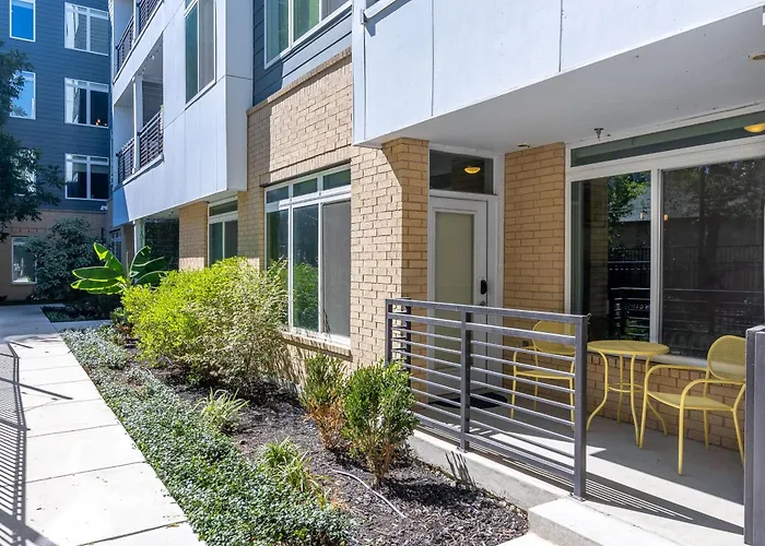 Beautiful Riverwalk Apt With Full Amenities, King Bed & Free Parking