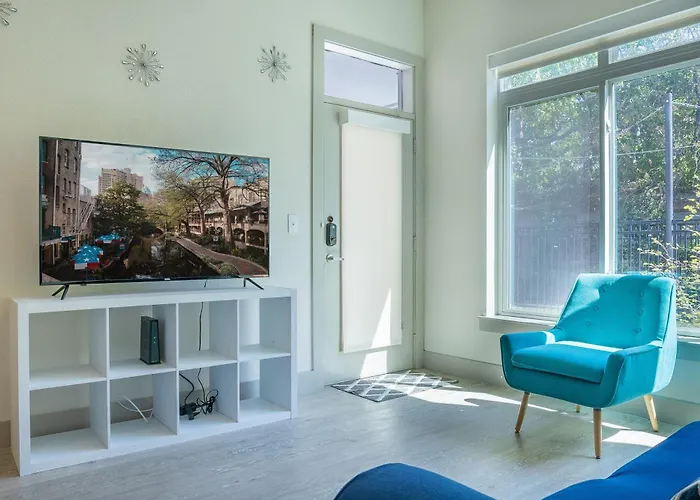 Beautiful Riverwalk Apt With Full Amenities, King Bed & Free Parking