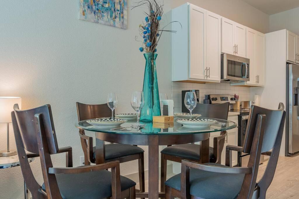 Beautiful Riverwalk With Full Amenities, King Bed & Free Parking Apartment San Antonio