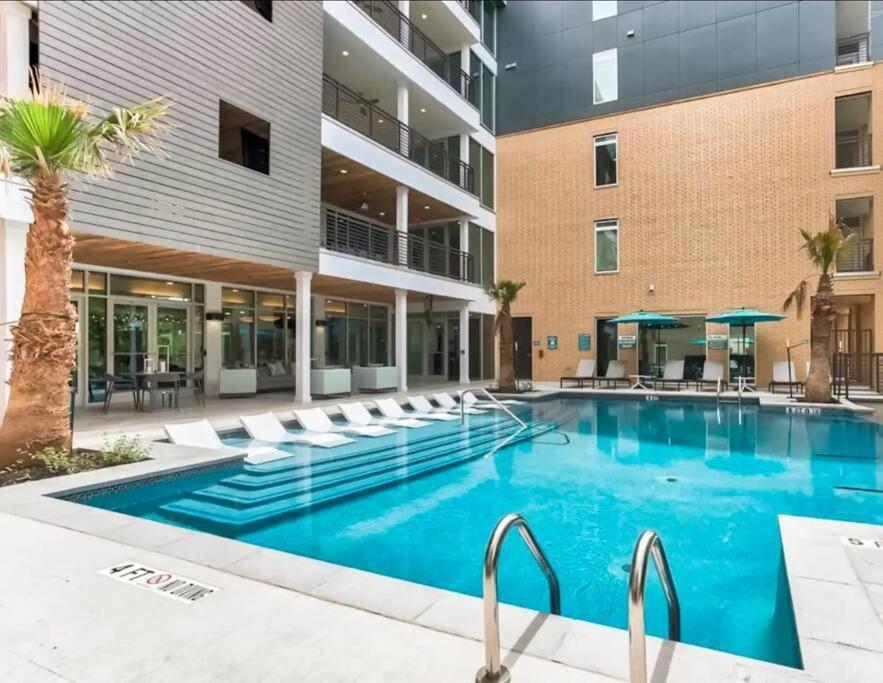 Beautiful Riverwalk With Full Amenities, King Bed & Free Parking Apartment San Antonio
