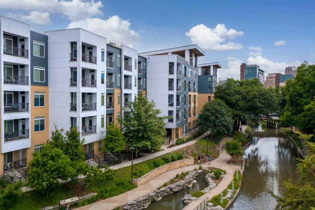 Beautiful Riverwalk With Full Amenities, King Bed & Free Parking