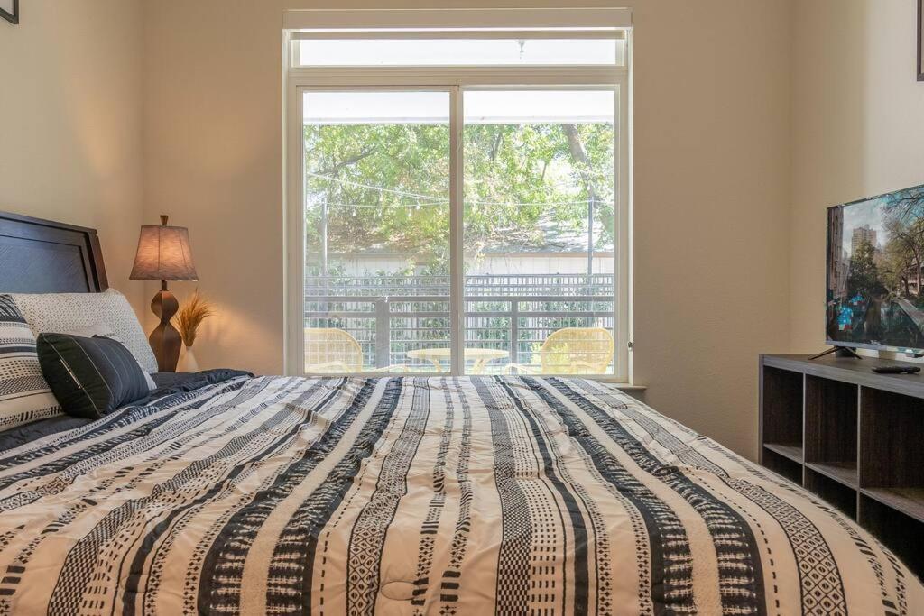 Beautiful Riverwalk With Full Amenities, King Bed & Free Parking San Antonio